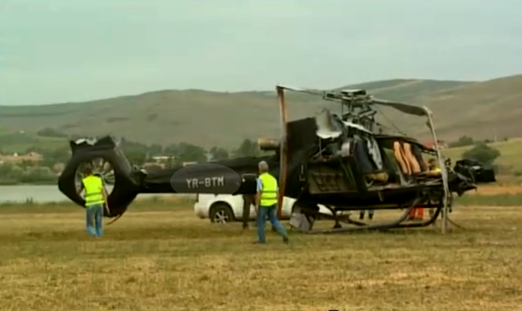 Epava elicopterului la scurt timp dupa ce a fost scoasa din lac(foto:stirileprotv)