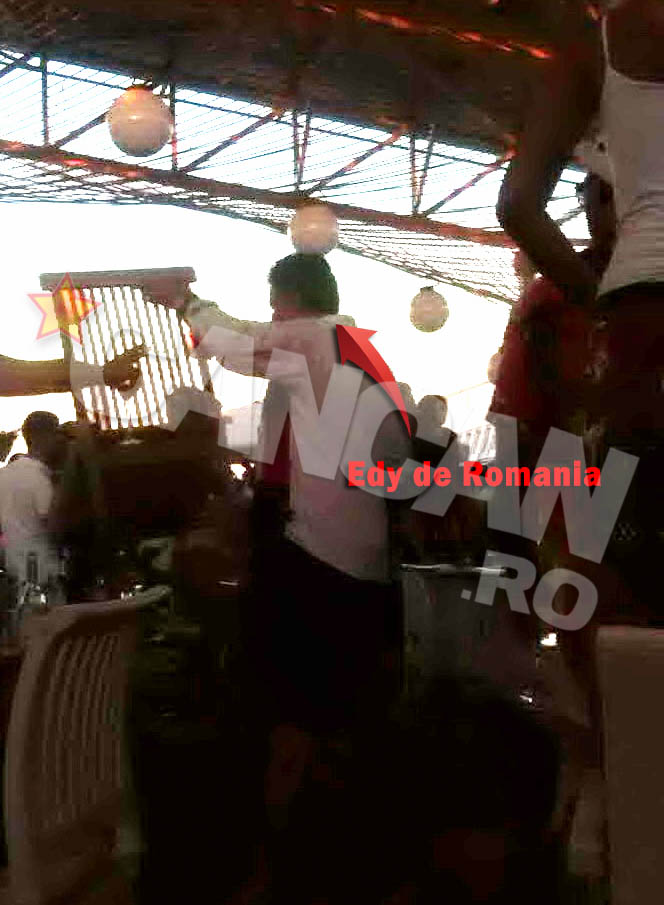 ... a urcat scaunul pe masa