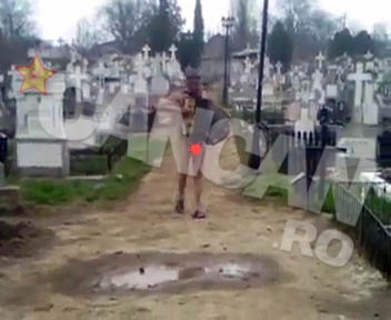 Din senin, barbatul isi face aparitia dintre cruci si incepe show-ul