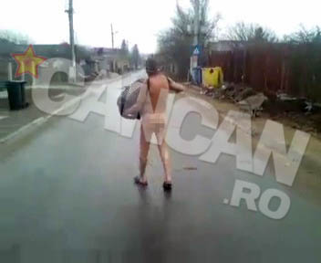 Artistul si-a continuat recitalul si pe ulitele din sat