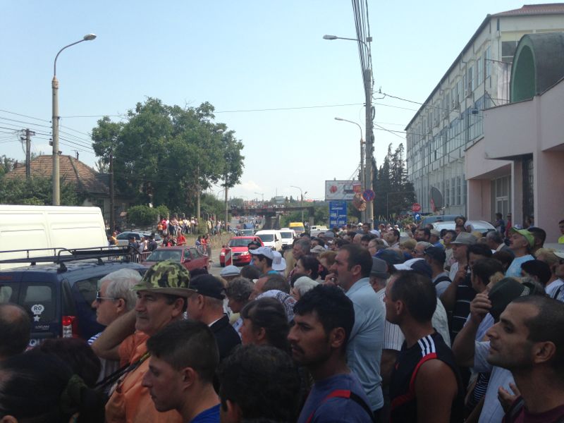 Mii de oameni participa la inmormantare