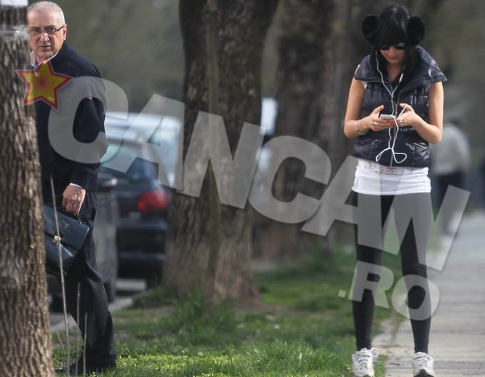 In urma cu cateva luni, intr-un parc din Bucuresti - afaceristul isi soarbe din priviri iubita.