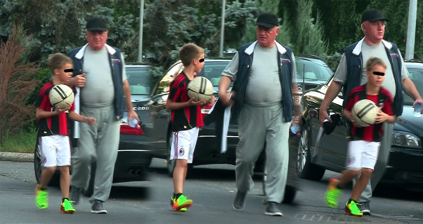 In timp ce bossul de la Liga ii prevede nepotului un viitor in tricoul lui Dinamo, juniorul poarta echipamentul lui... AC Milan!