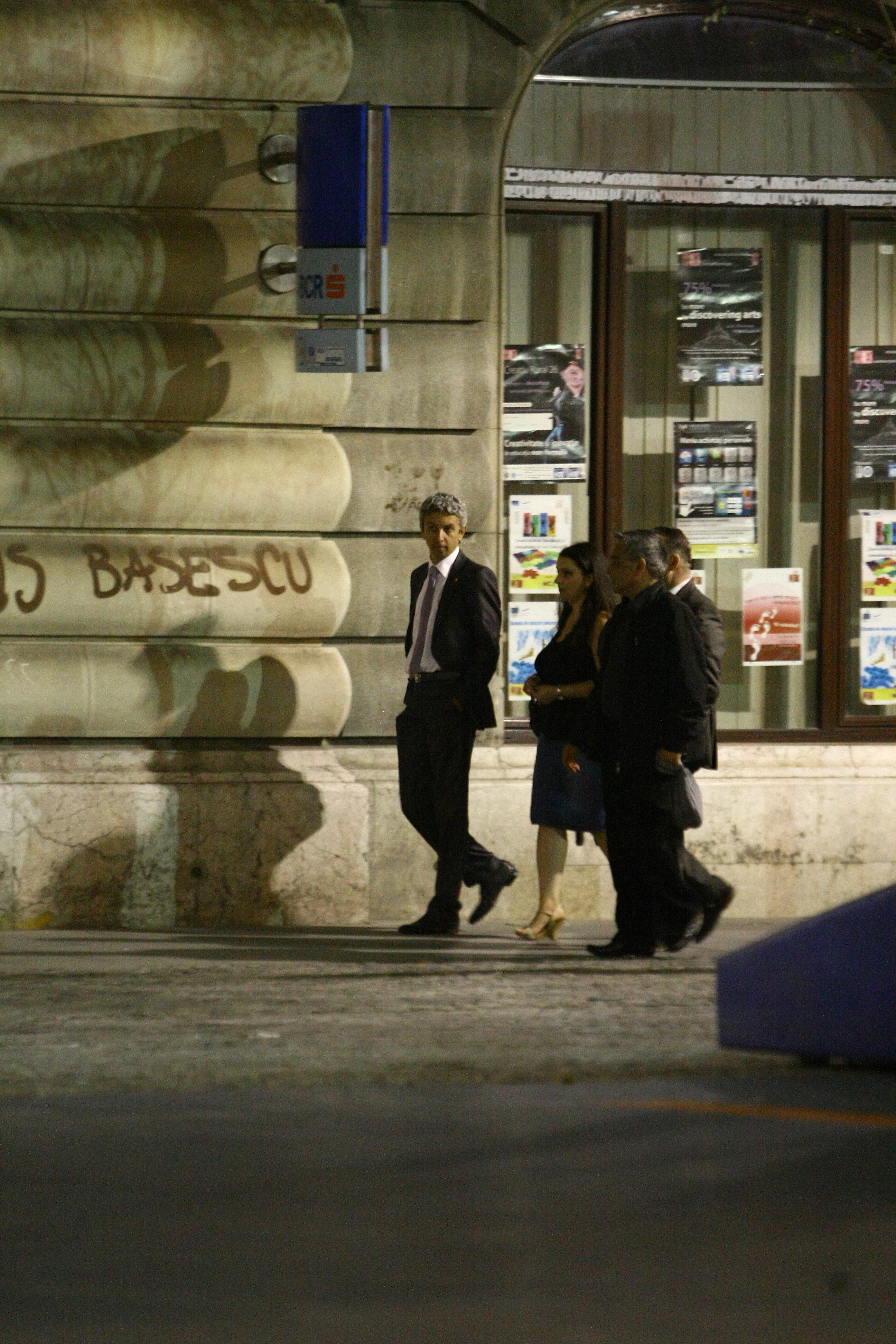 Dan Diaconescu discuta relaxat pe strada, intrucat nu e niciun 