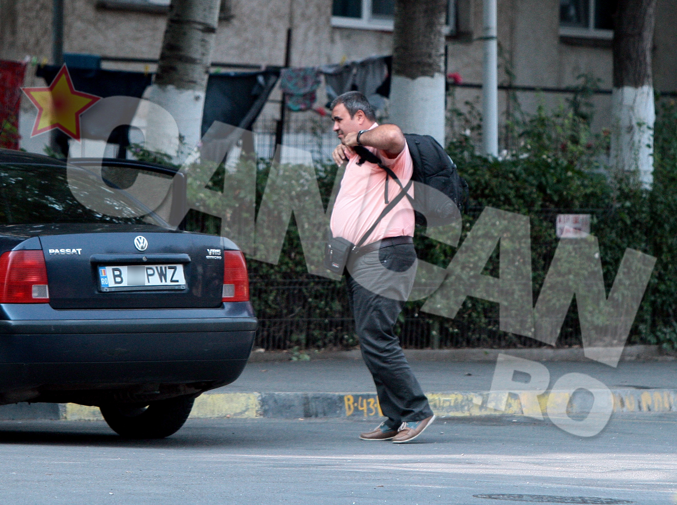 Desi e considerat un dur, directorul de la Jilava nu se da inapoi de la a purta camasi de culoare...roz