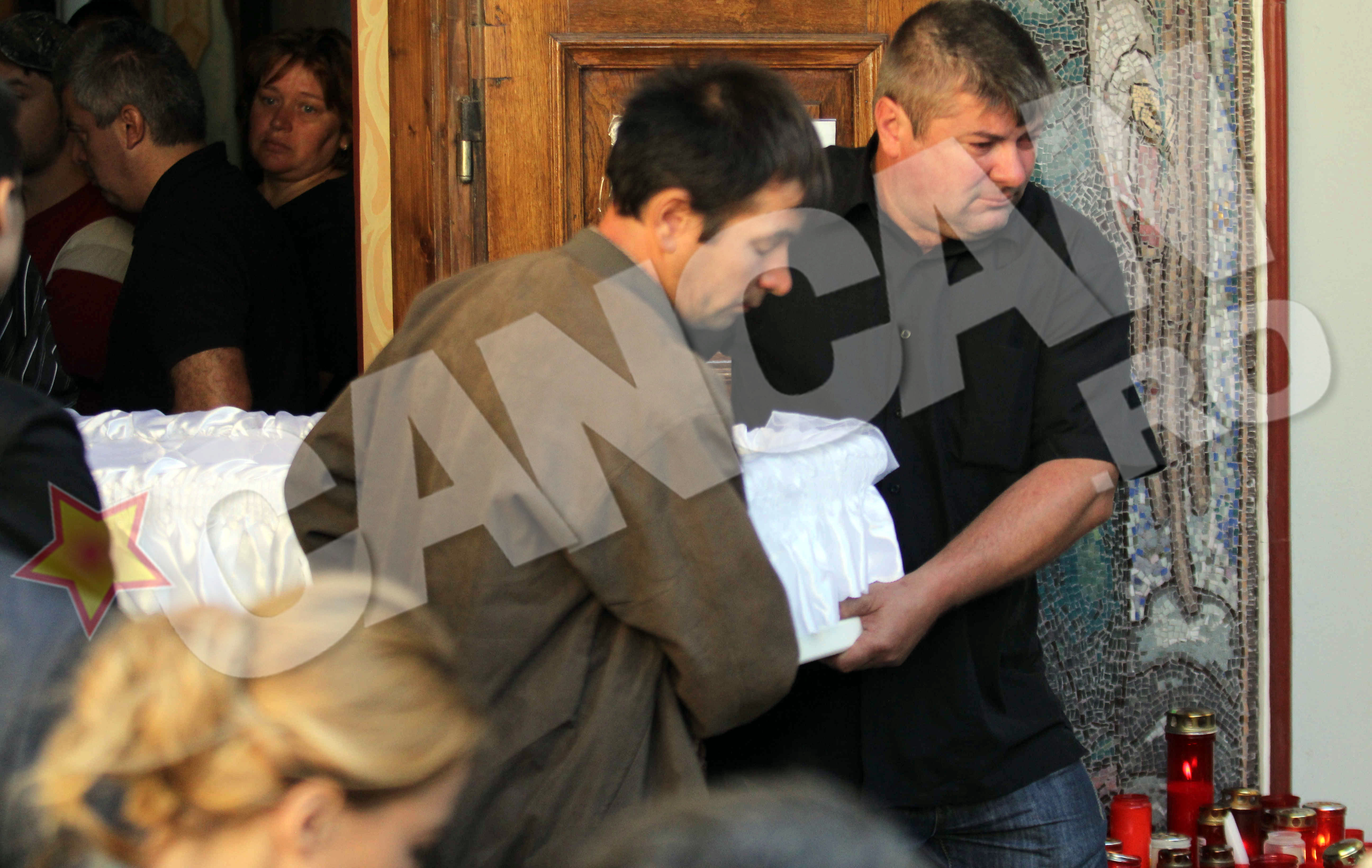 Sicriul micutului a fost scos pe brate de cativa prieteni de familie