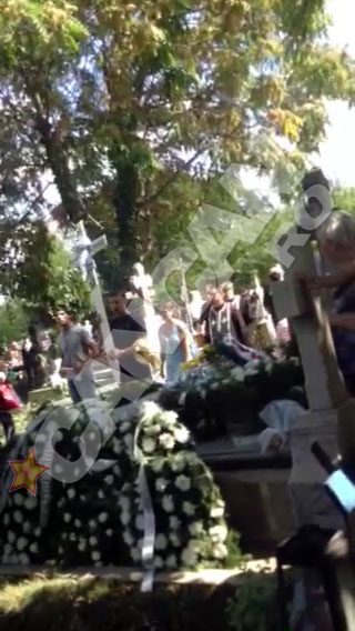 In jurul orei 15, familia si apropiatii lui Ionut au ajuns la cimitir, unde urmeaza ca micutul sa fie inhumat