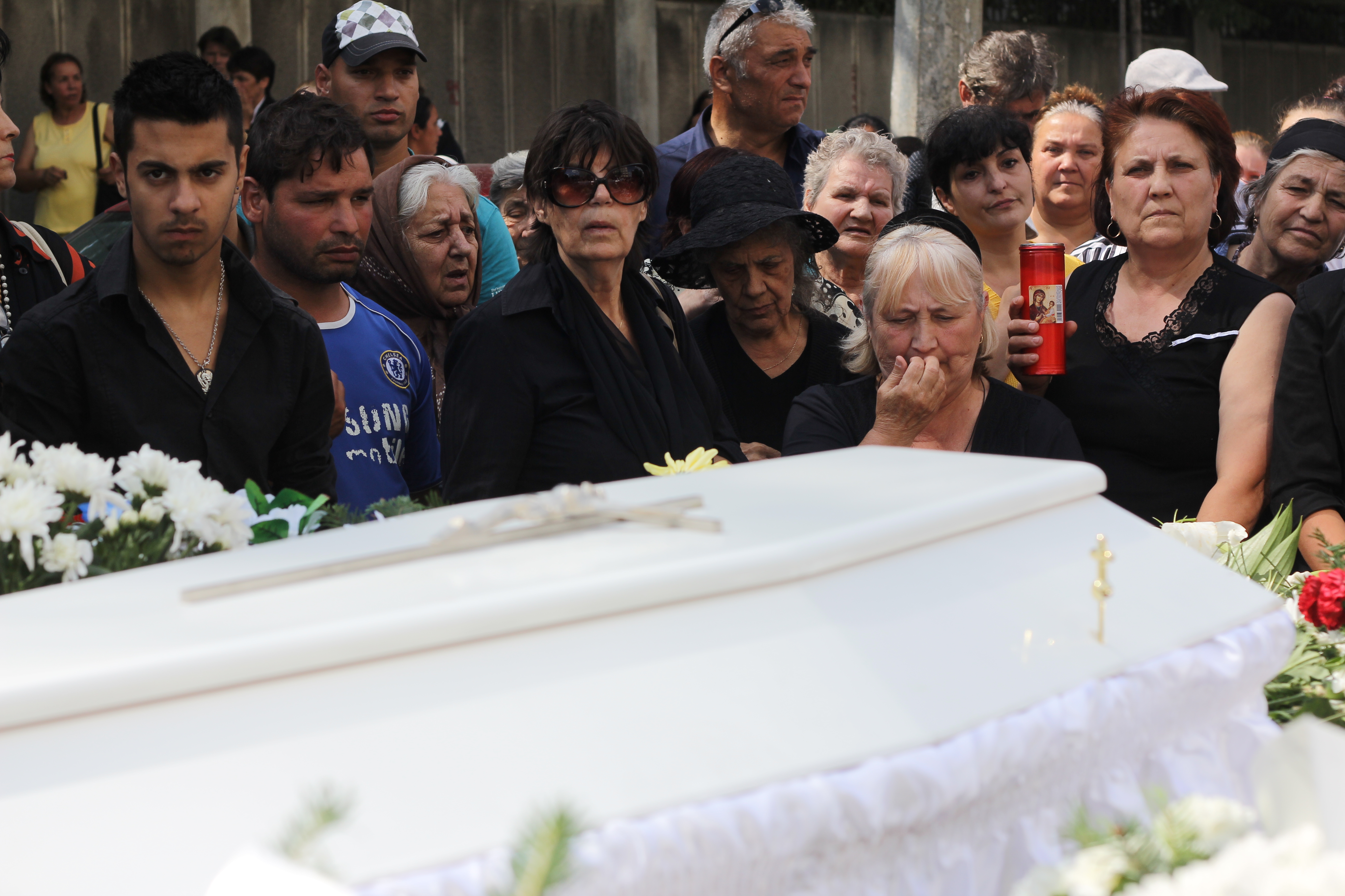 Bunica lui Ionut nu a plecat de langa sicriu