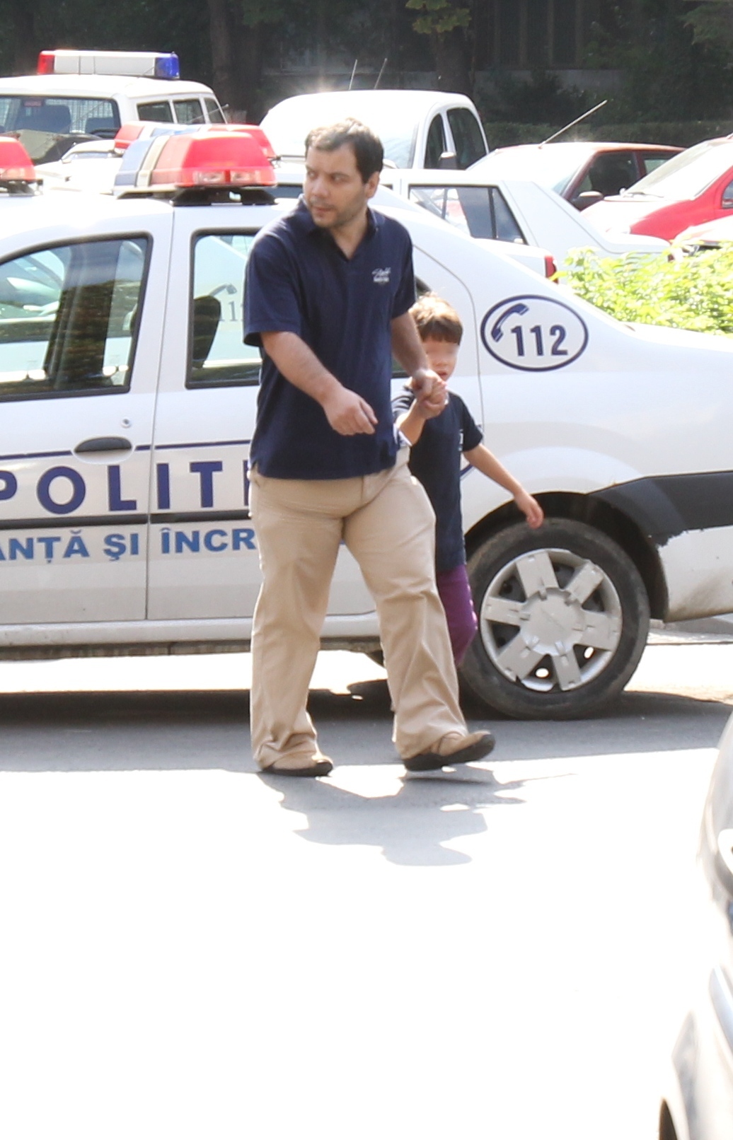 Tatal lui Ionut iesea din sectia de politie plin de durere