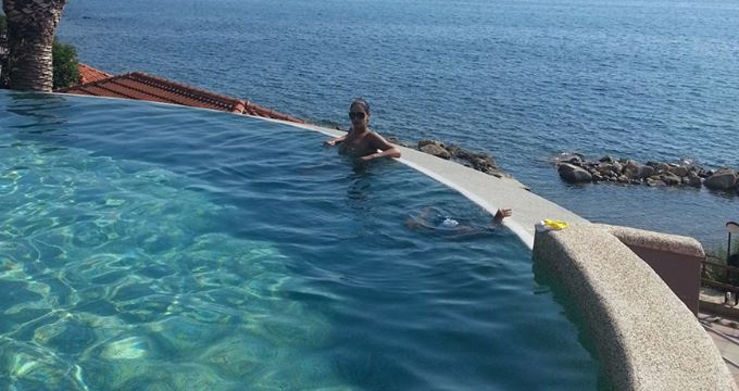 Claudia se relaxeaza in piscina
