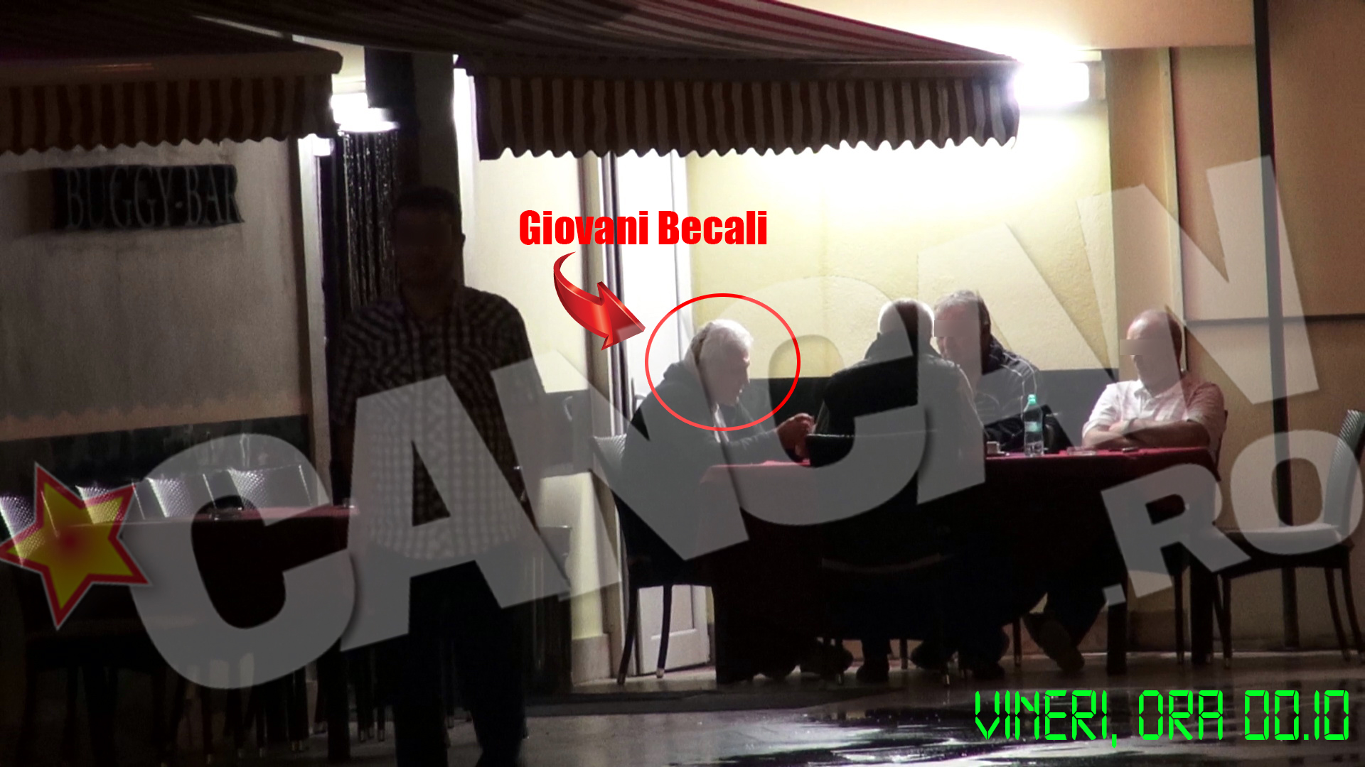 Unul dintre baietii de la masa s-a ridicat de mai multe ori pentru a se asigura ca lui Giovani Becali si amicilor sai nu le lipseste nimic