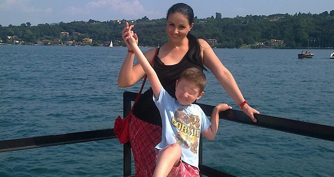 Maga impreuna cu fiul ei