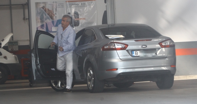 Fostul premier, Calin Popescu Tariceanu, s-a oprit intr-o reprezentanta auto din Nordul Capitalei