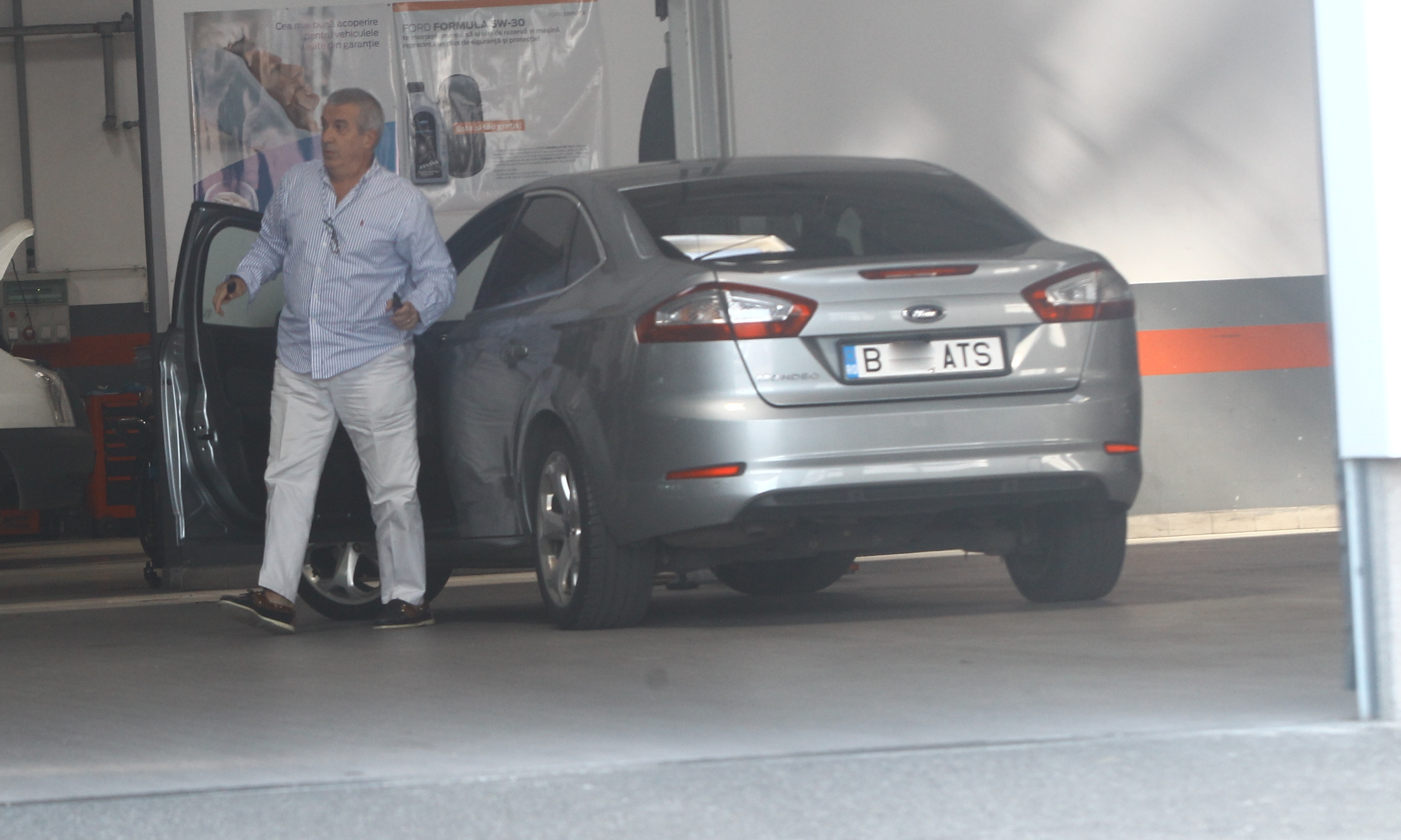 Politicianul a zabovit cateva minute in service, apoi a mers direct in zona birourilor