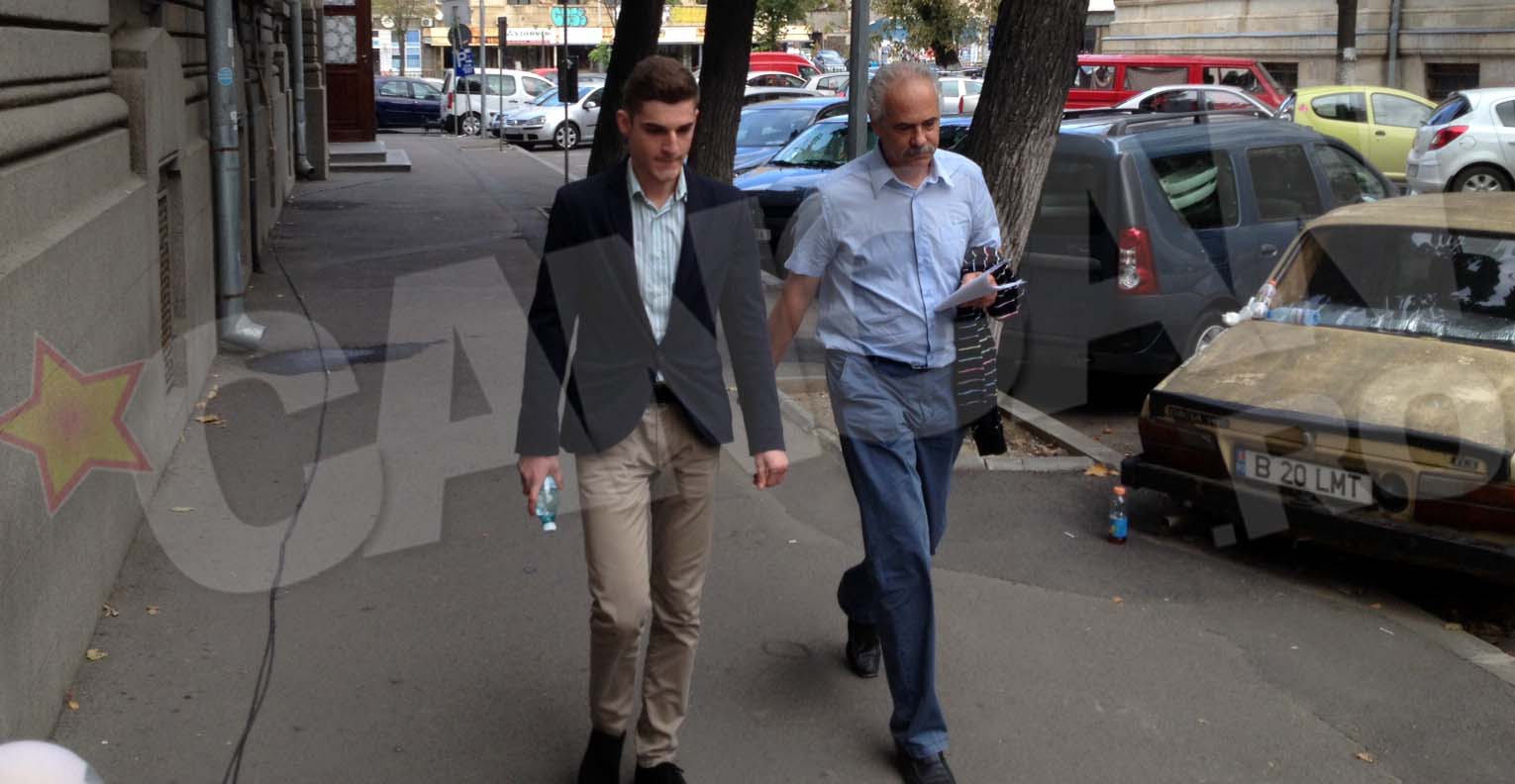 Andrei Andronie insotit de tatal sau la proces