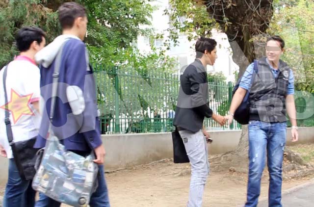 Baietii nu au pus pret pe haine la ceremonia de la