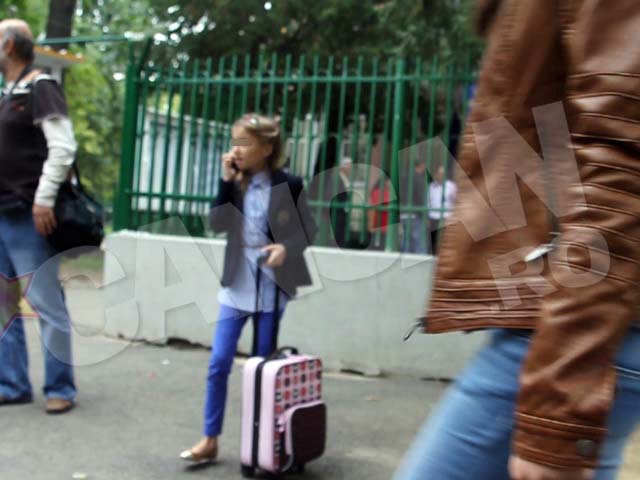 Una dintre eleve a sunat soferul pentru a o lua de la scoala