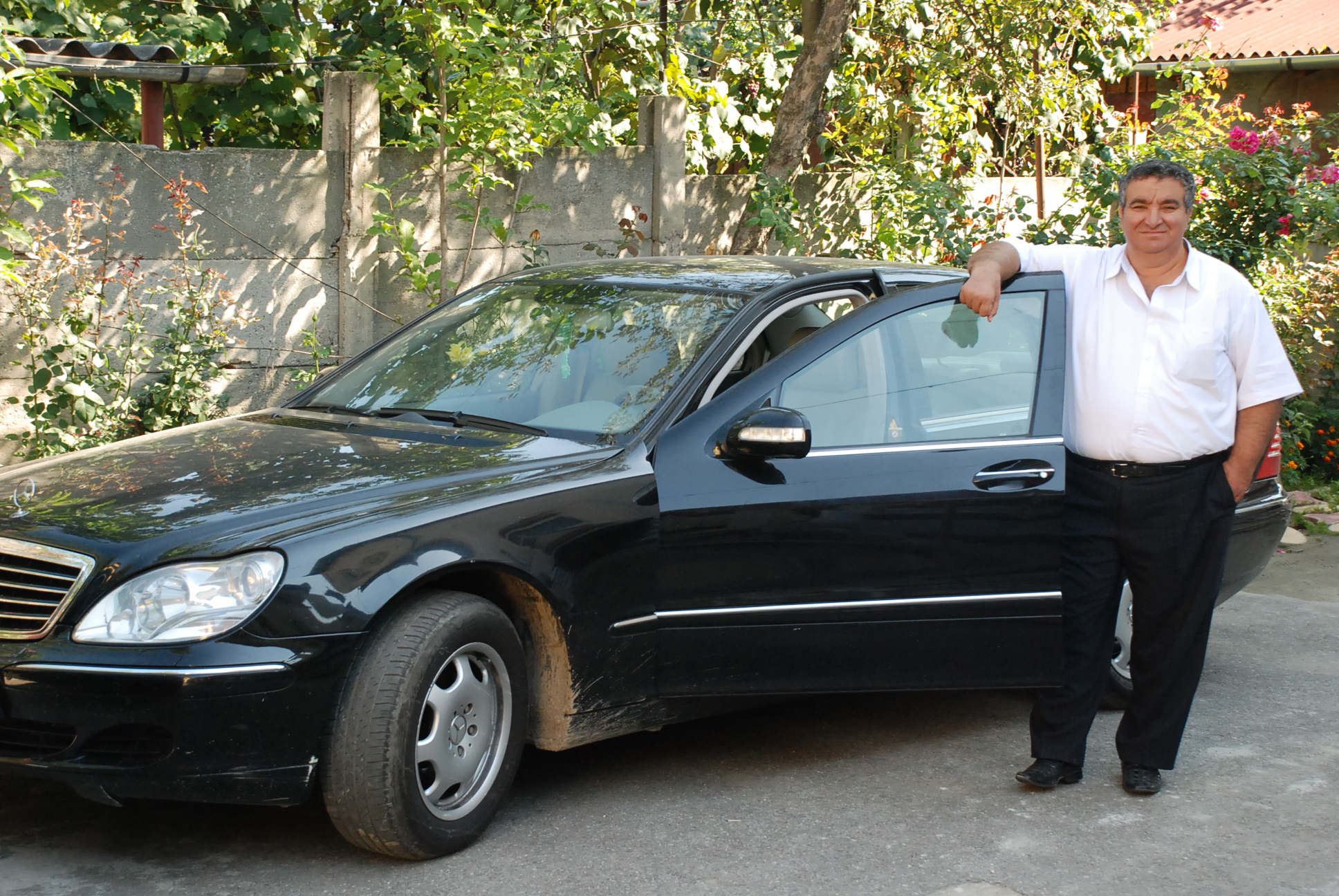 In curtea familiei a ramas si Mercedes-ul pe care il conducea Florin Cioaba