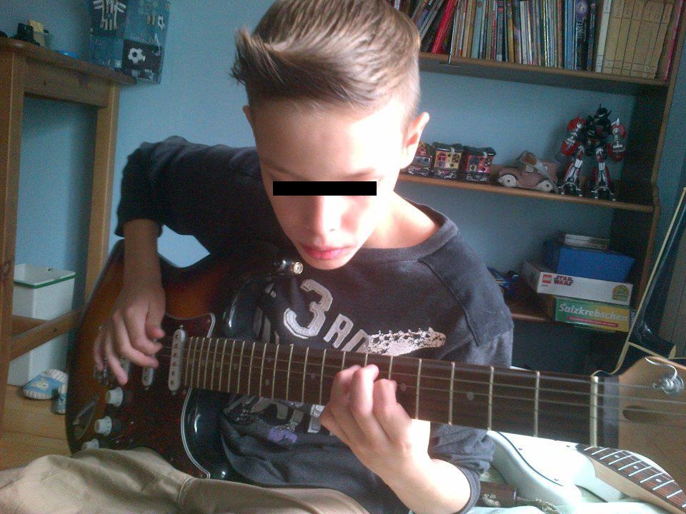 Baiatul lui Andrei Gheorghe studiaza chitara