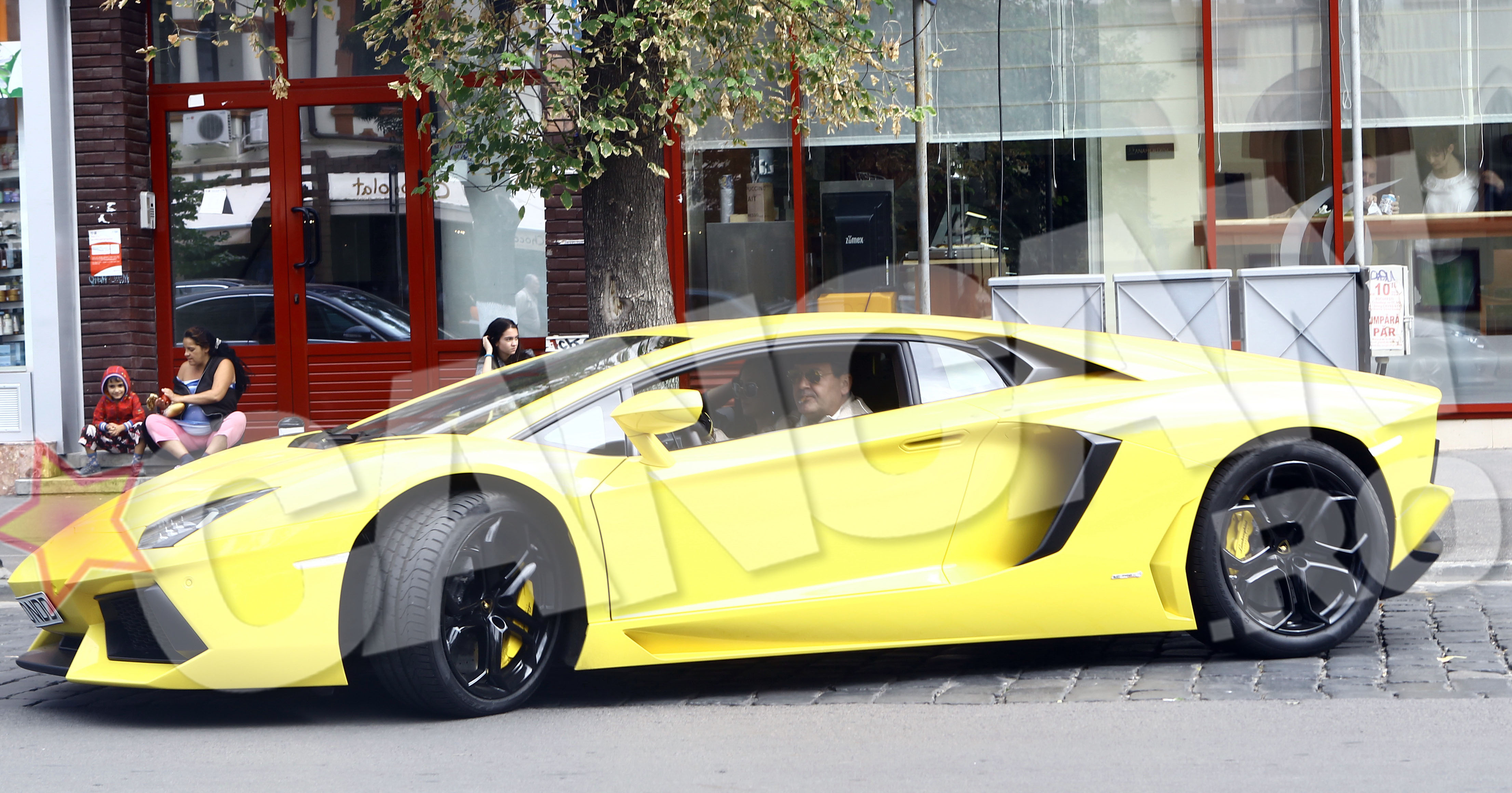 Dan Nicorescu a plimbat o tanara cu bolidul sau