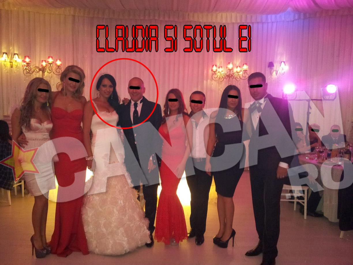 Claudia, sotul ei si mai multi prieteni la petrecerea de nunta