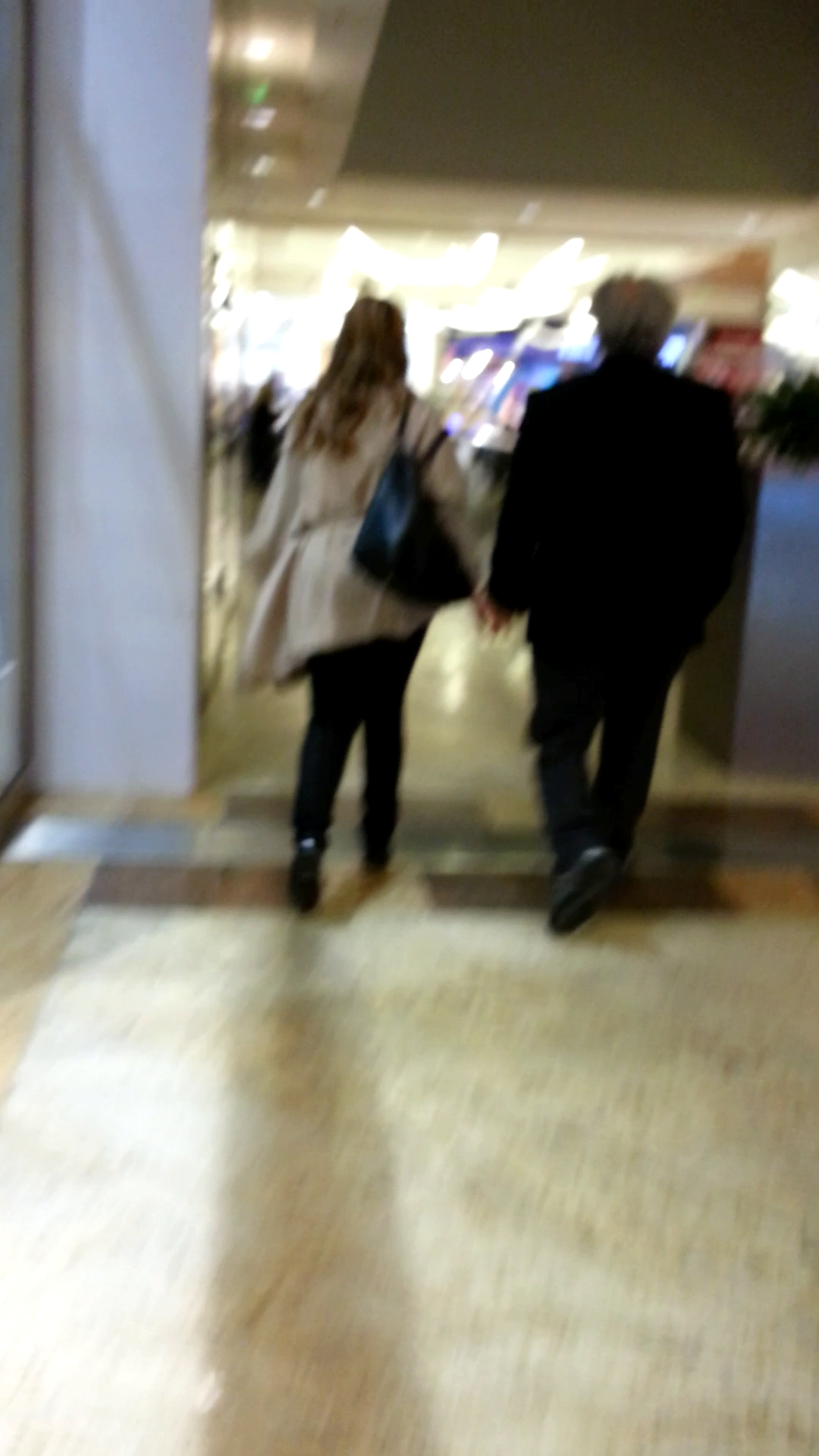 Valvis si partenera sa de viata s-au plimbat de mana prin centrul comercial