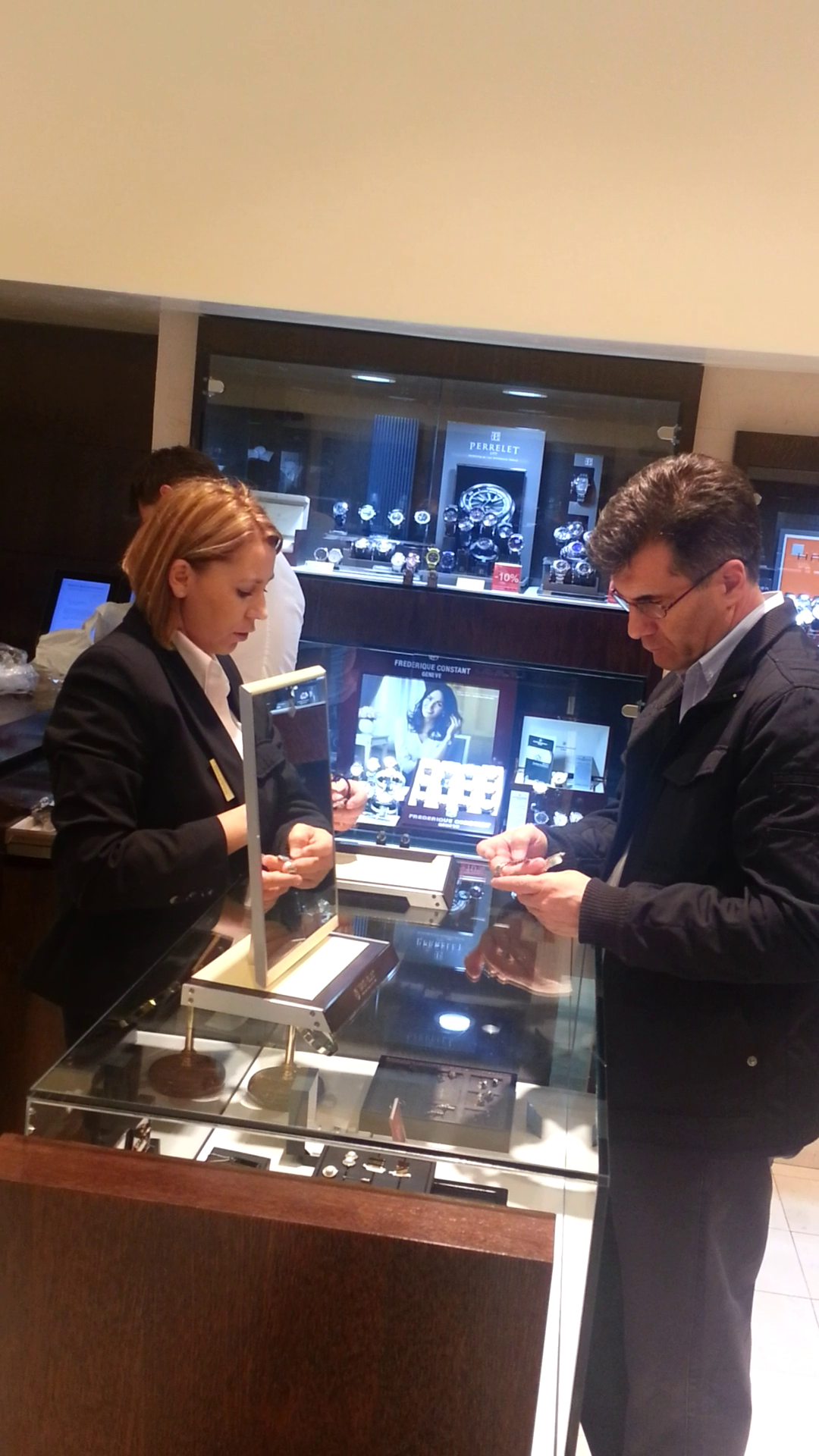 Bancherul a studiat ceasurile din aur