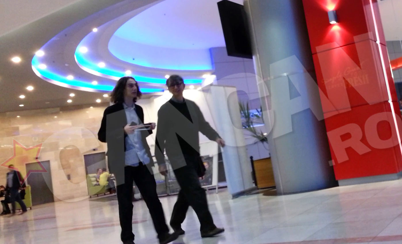 Unul cu plete, celalat tuns regulamentar si cu ochelari: tatal si fiul nu seamana foarte mult