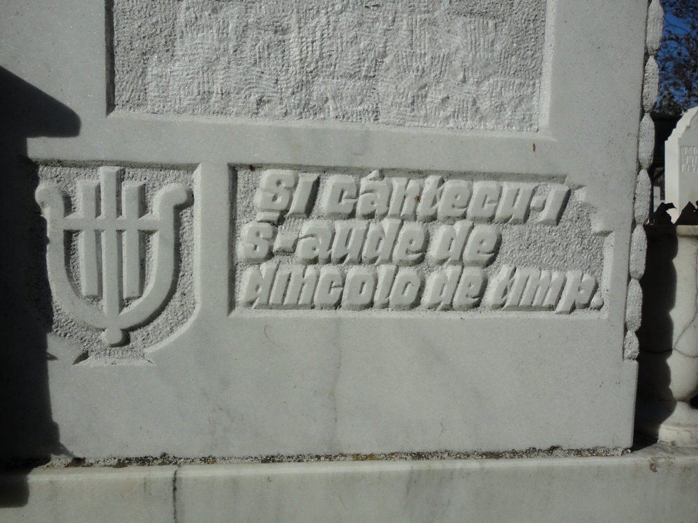 Epitaf pe monumentul funerar al artistei