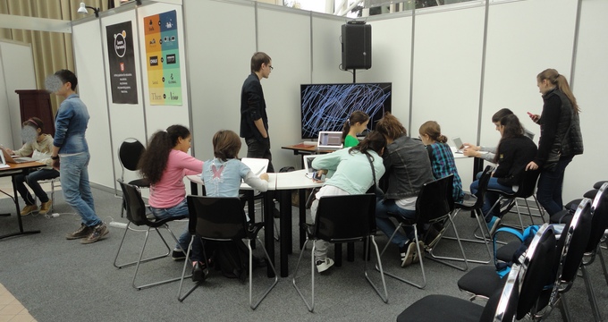 In curand elevii vor lucra numai cu tablete, laptopuri si smartphone-uri