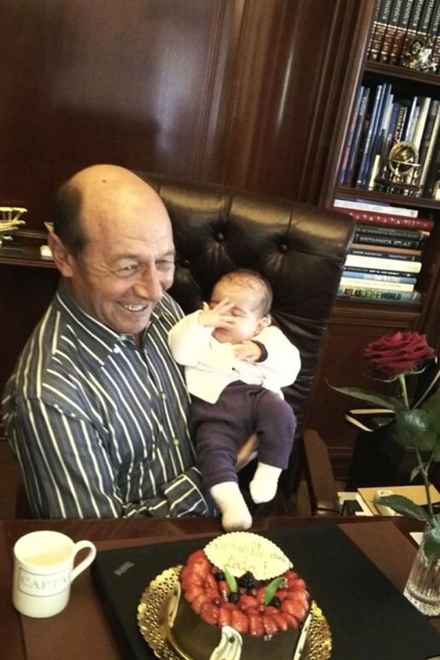 Pe cana presedintelui este scris cuvantul 