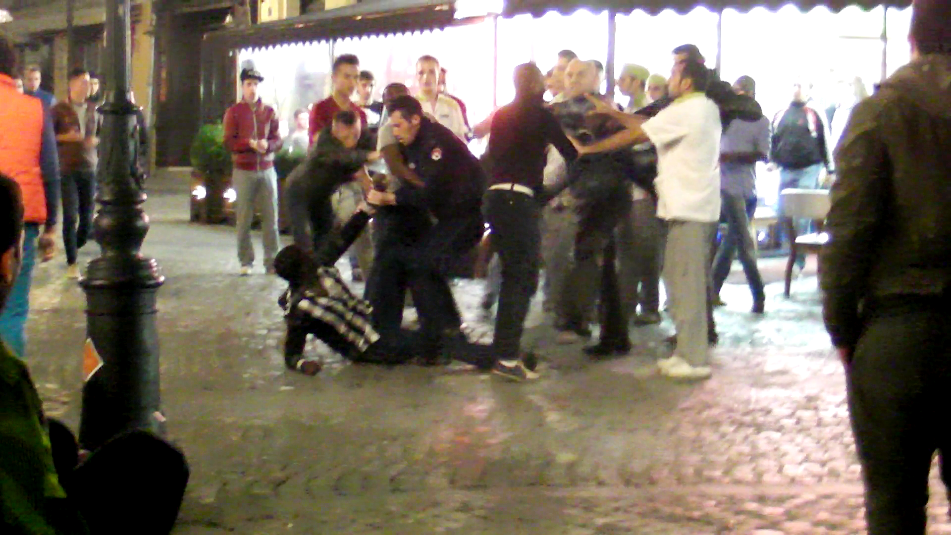 Angajatii fast food-ului l-au pus la pamant pe unul dintre negri