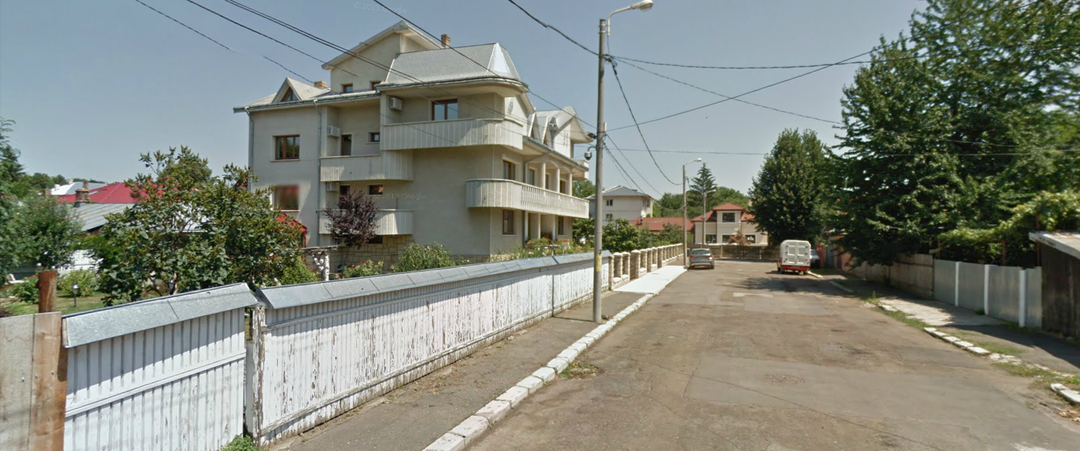 Pe aceasta strada din Roman se afla una din casele milionarului