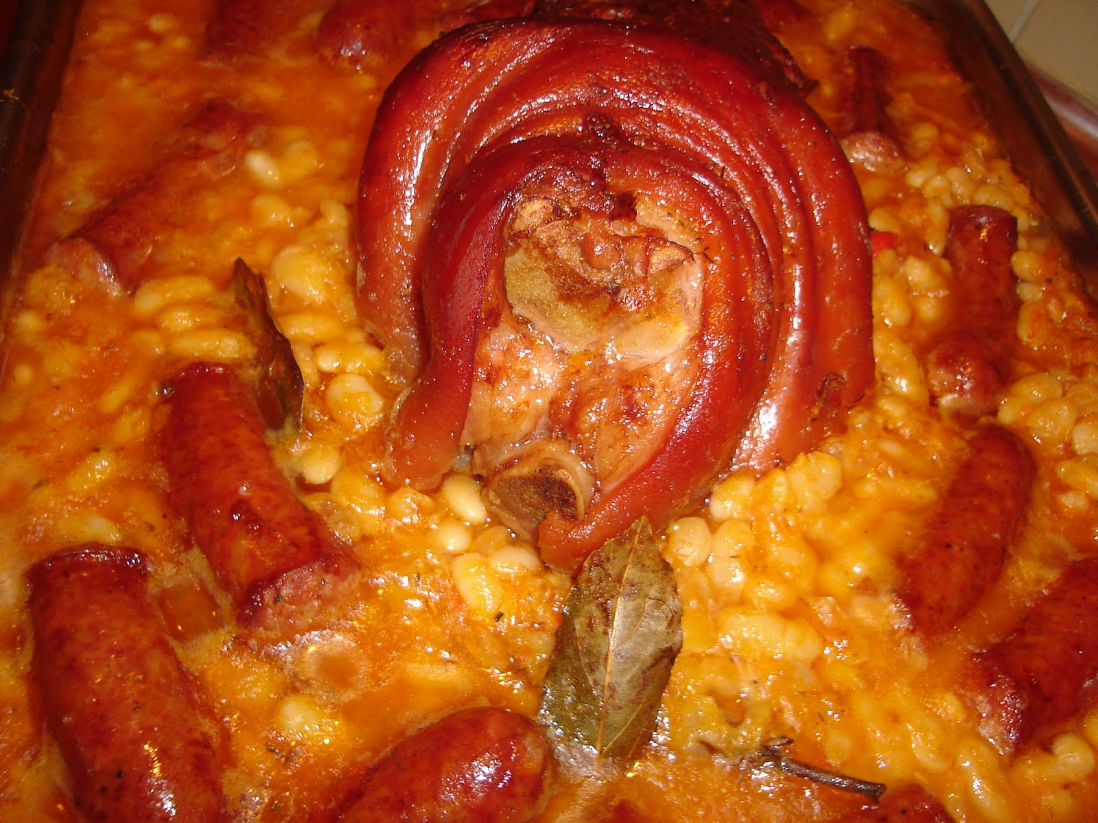 In sectorul 3 si 6 se vor imaprti mii de portii de fasole cu carnati