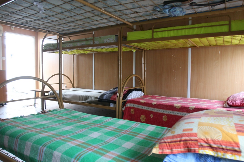 Persoanele fara adapost primesc o masa si ajutor pentru a-si repune viata pe fagasul normal