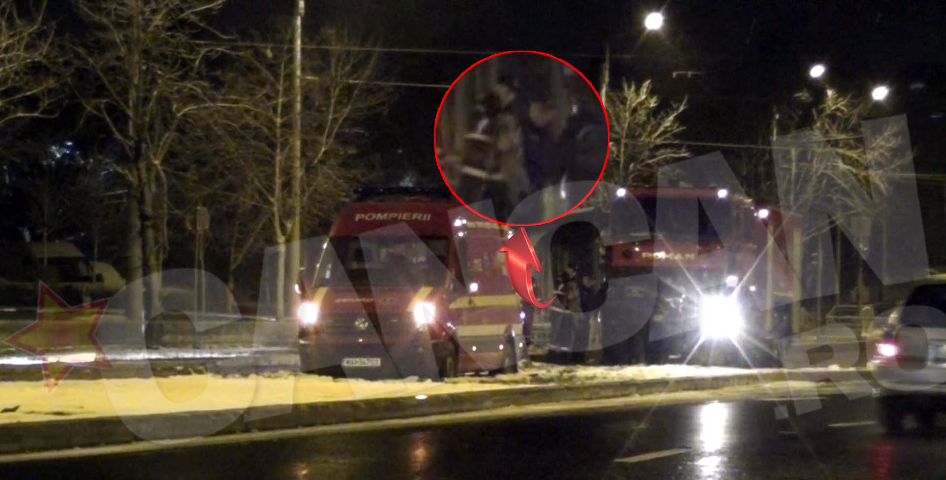 Pompierii au incercat la inceput sa traga masina cu ajutorul unei sufe