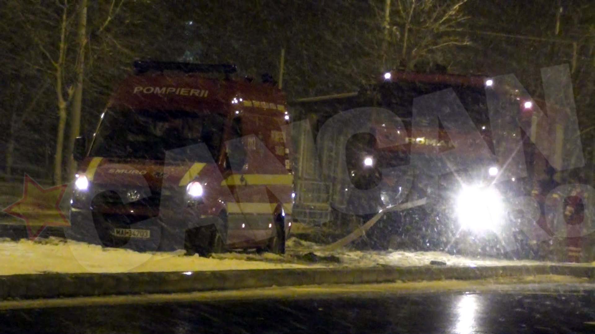 Pompierii s-au folosit si de furtun pentru a scoate ambulanta de pe linia de tramvai