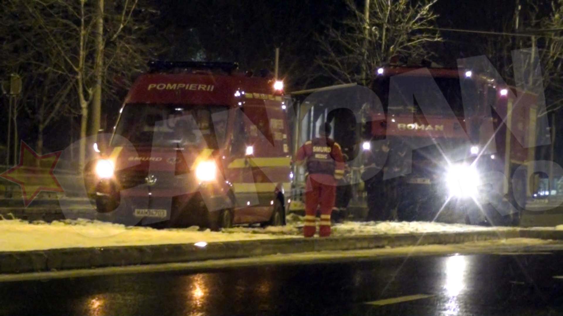 Pompierii au tras cat au putut de sufa, ca sa reuseasca sa clinteasca masina din loc