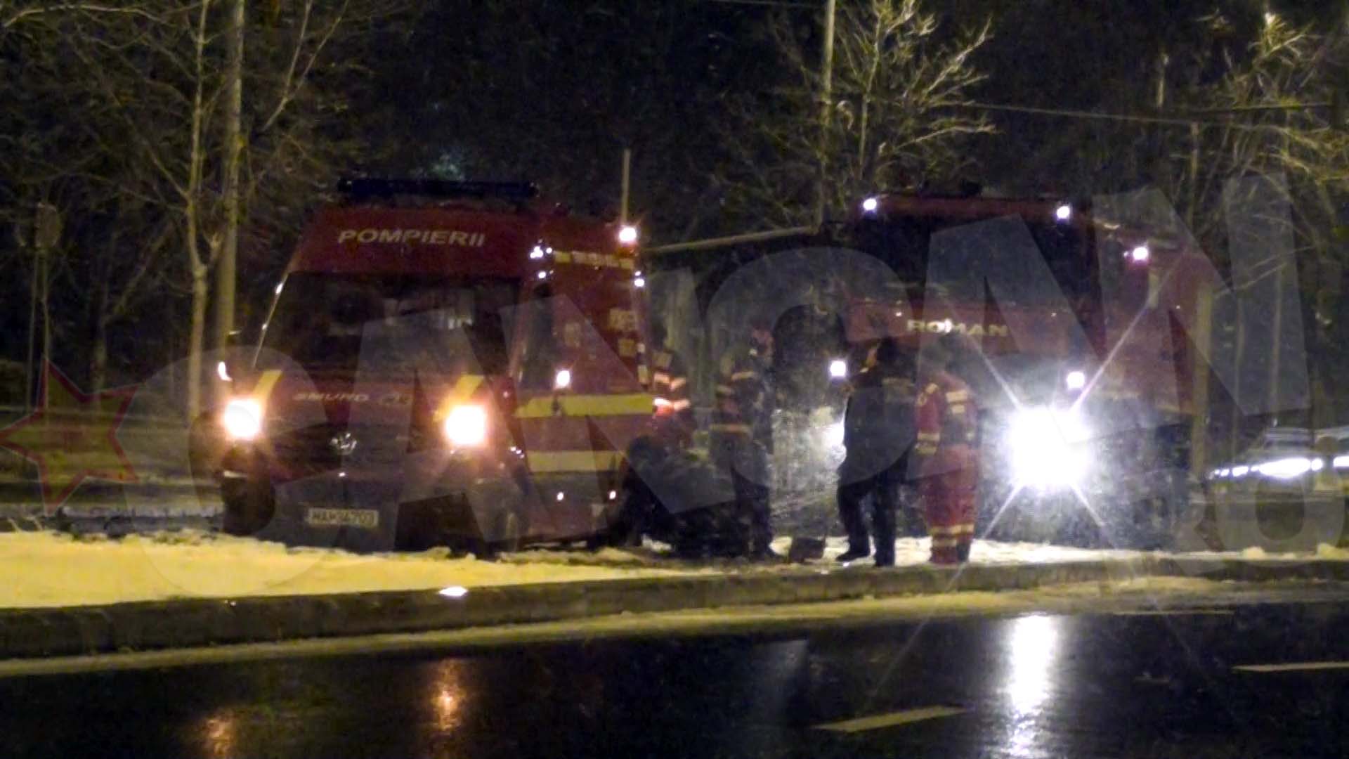 Baietii au curatat pamantul din jurul rotilor cu lopata, dar si aceasta s-a indoit