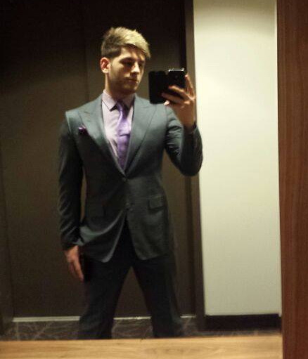 Alexandru Vanghelie s-a pozat iarasi cu telefonul in oglinda (foto:facebook)