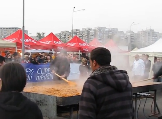 Romanii au gatit cel mai mare gulas dfin lume