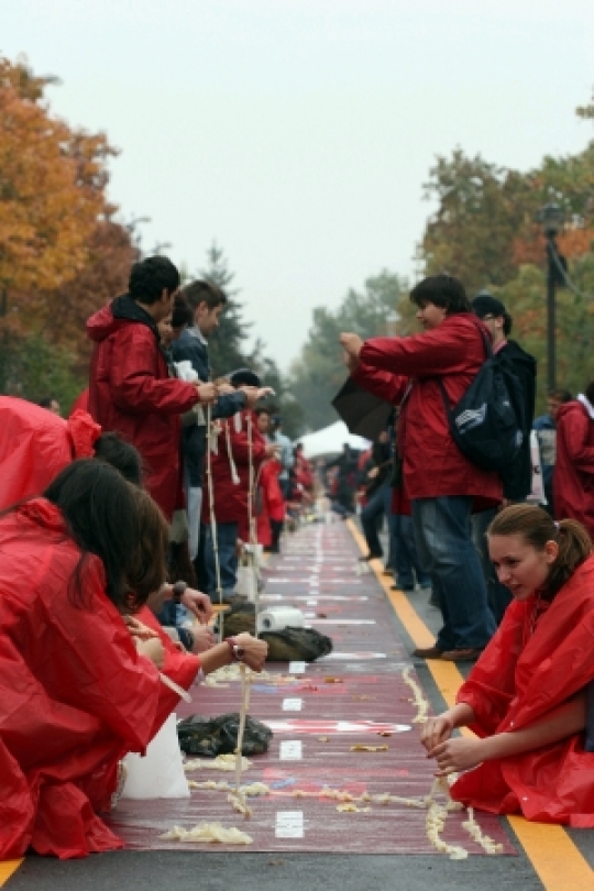 Romanii au construit cel mai lung lant de prezervative sursa foto: europafm.ro