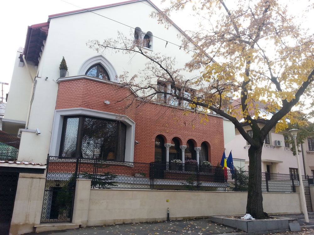 Ilie Nastase si-a pus la casa doua steaguri, unul cu tricolorul altul cu Uniunea Europeana