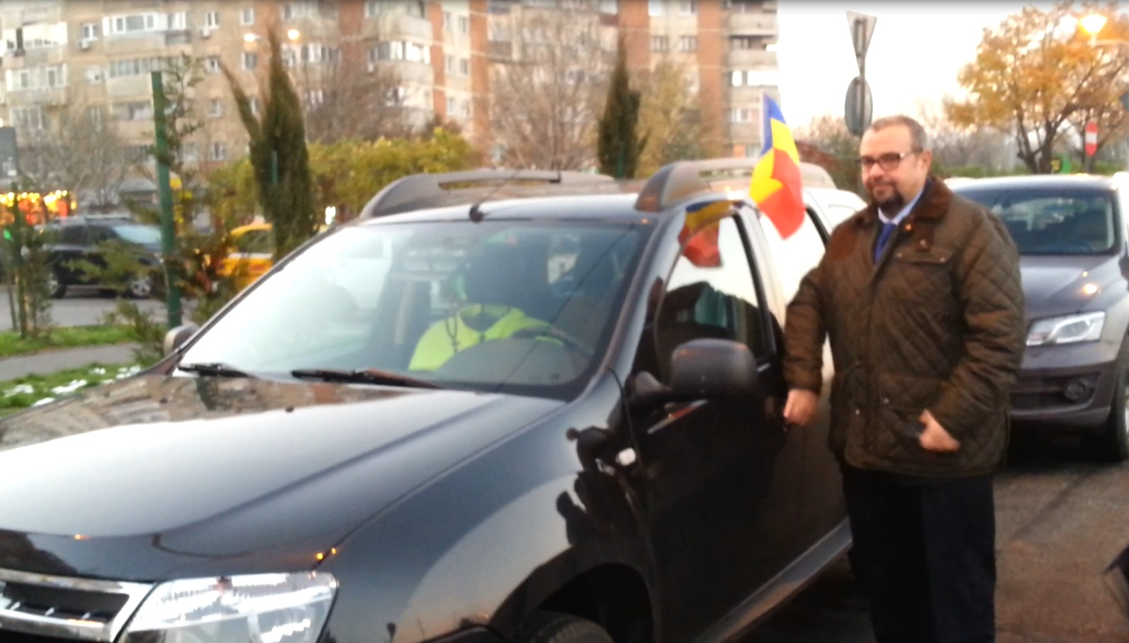 Primarul Sectorului 4 si-a imbodobit inca de vineri masina cu steagul Romaniei