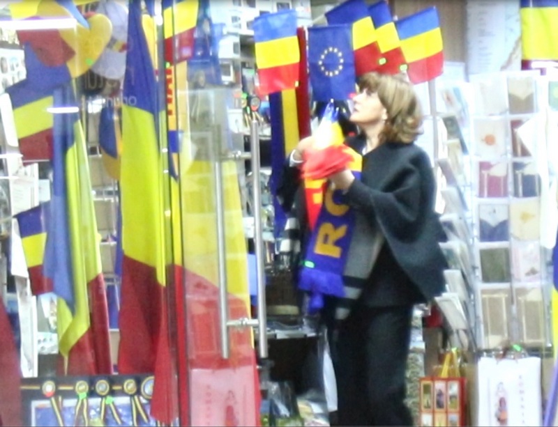 Carmen Tocala, secretar de stat in Ministerul Tineretului si Portului la cumparat de stegulete tricolore