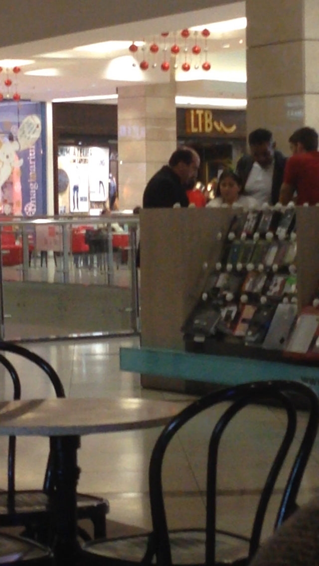 Romica Tociu a intrat in magazinul de accesorii telefonice