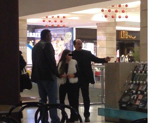 Romica Tociu a intrat in magazinul de accesorii telefonice