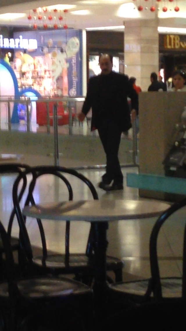 Romica pleaca dezamagit din magazin