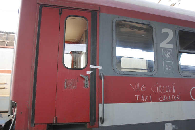 Din acest vagon a cazut Elisa