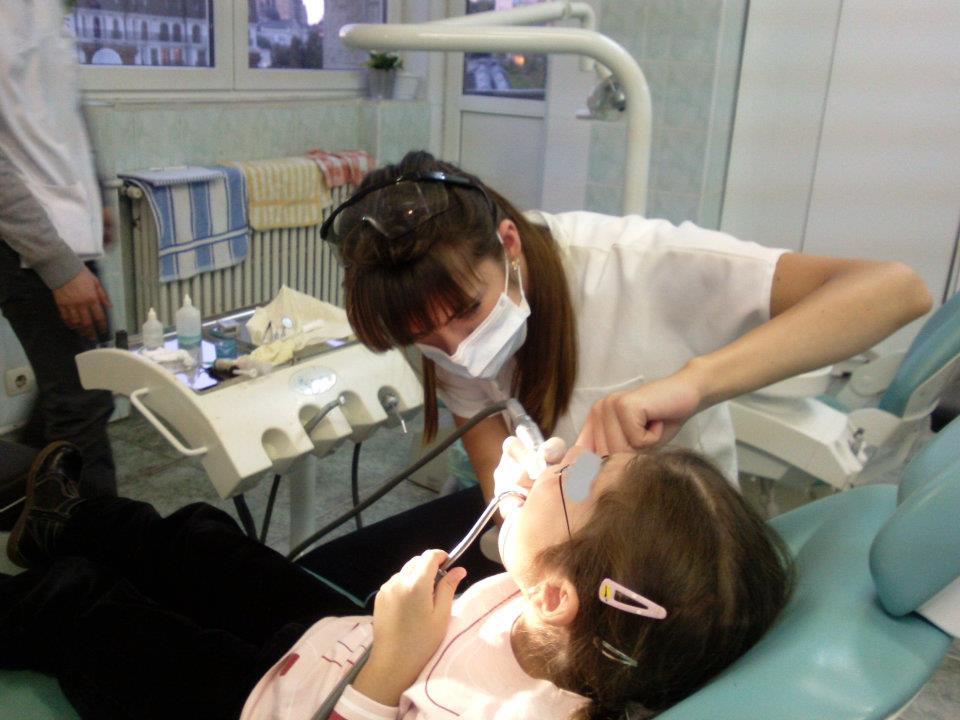 Tanara a vrut de mica sa se faca medic stomatolog